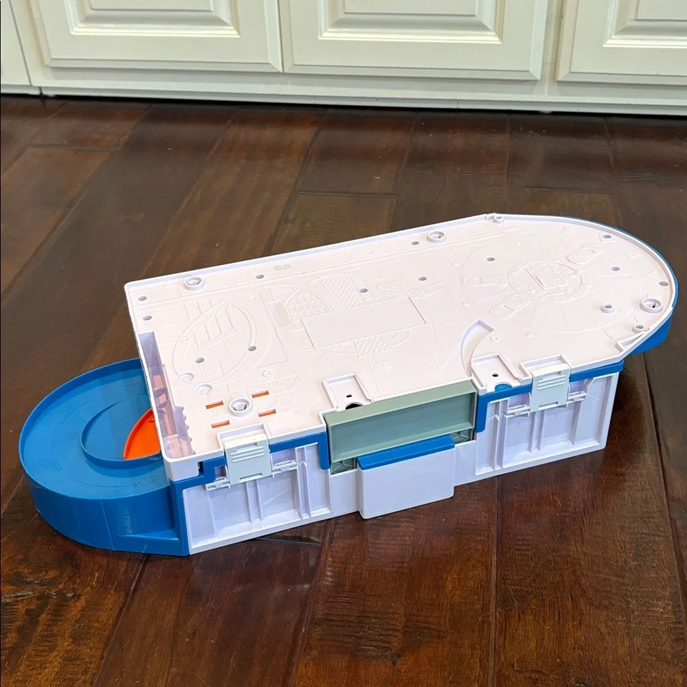 Hot Wheels Car Wash and Service Station Center PlaySet Mattel